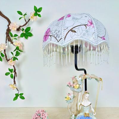 ĐÈN PHONG CÁCH CHÂU ÂU – CÔ GÁI NGỒI XÍCH ĐU